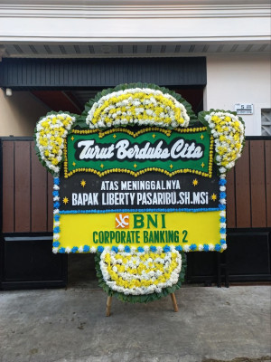 Papan Bunga Duka di Belakang Tangsi