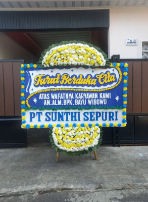 Papan Bunga Duka di Belakang Tangsi