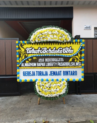 Papan Bunga Duka di Belakang Tangsi