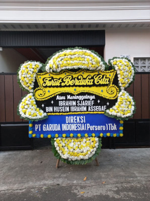 Papan Bunga Duka di Belakang Tangsi