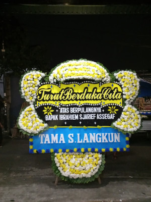 Papan Bunga Duka di Belakang Tangsi
