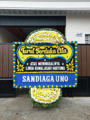 Papan Bunga Duka di Belakang Tangsi