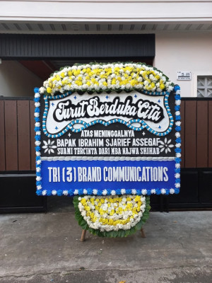 Papan Bunga Duka di Belakang Tangsi